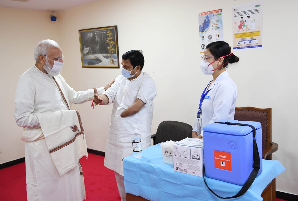 india completed 1 billion covid 19 vaccination varanasi resident divyang arun roy gets 100 crore vaccine