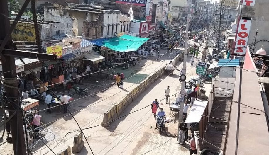 Even before the market opened in the morning, the city council team picked up the encroached goods.