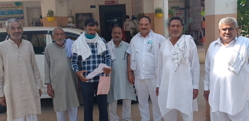 Anger among farmers due to removal of two sugarcane purchasing centers of Triveni Mill