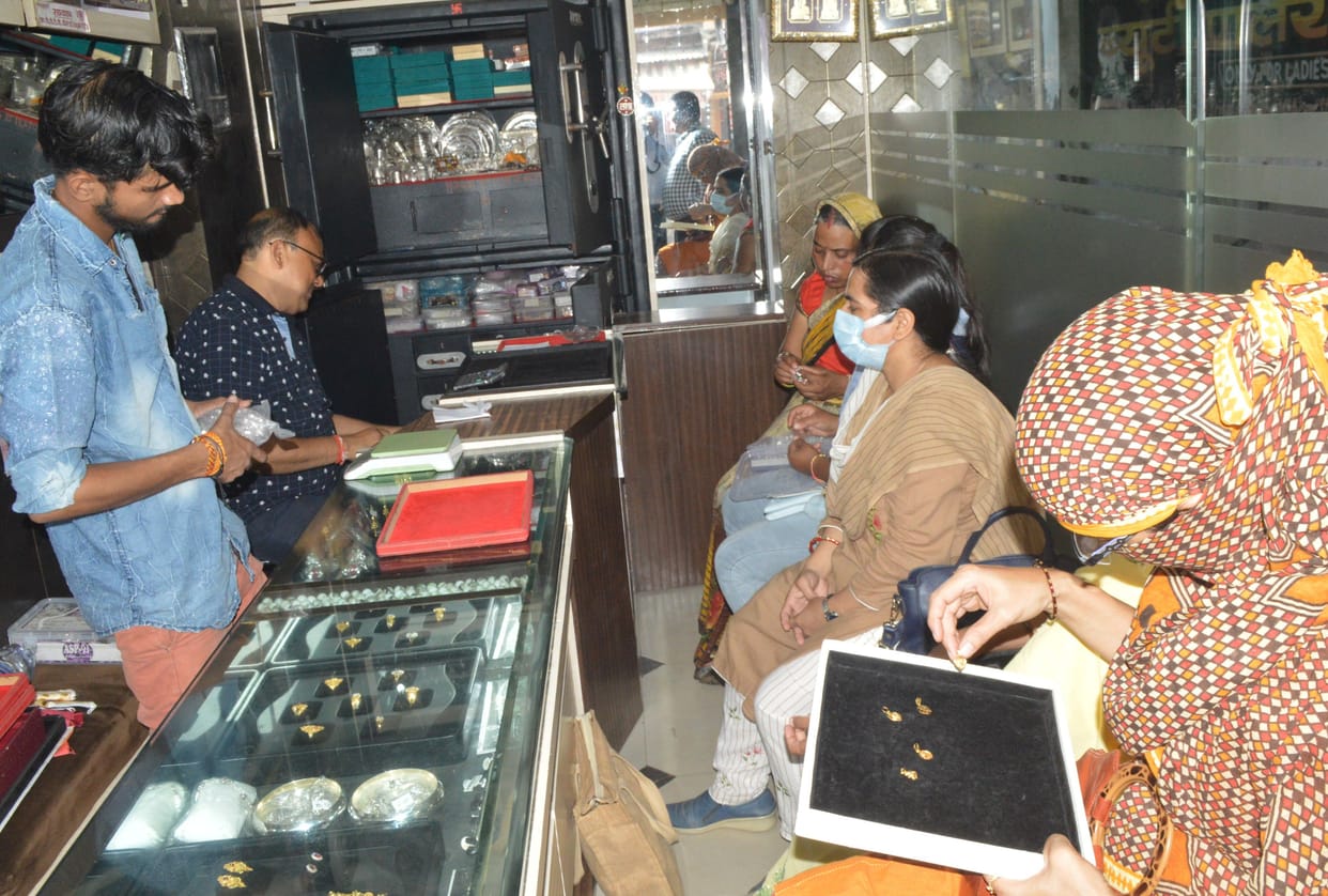 Hathras: Market decorated for Karva Chauth