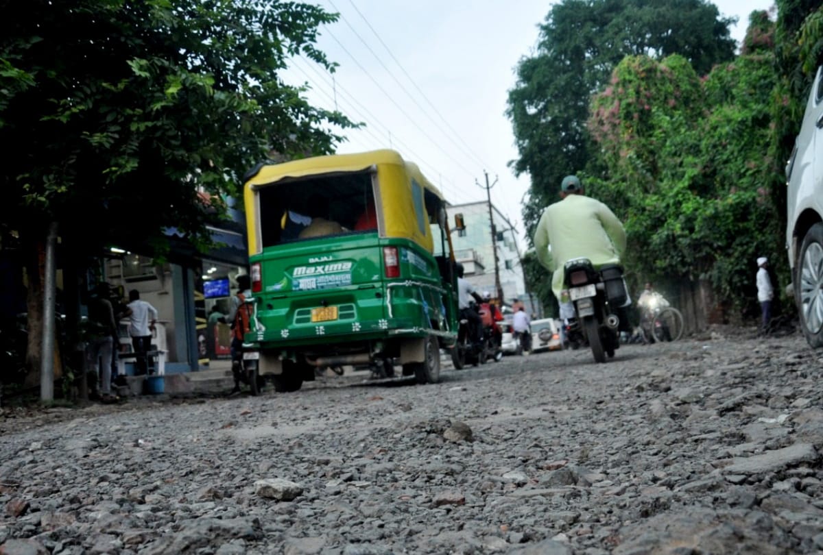 Gorakhpur Municipal Corporation will get road repaired from Ambedkar chauk to Rustampur
