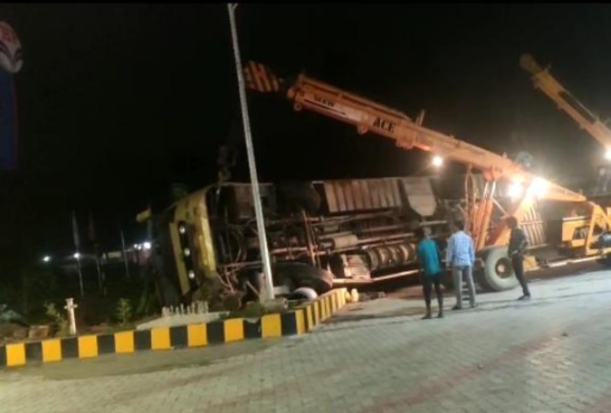 30 passengers injured in an accident in Barabanki.