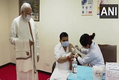 100 crore Corona vaccination target varanasi man Arun Roy administered in presence of PM Modi