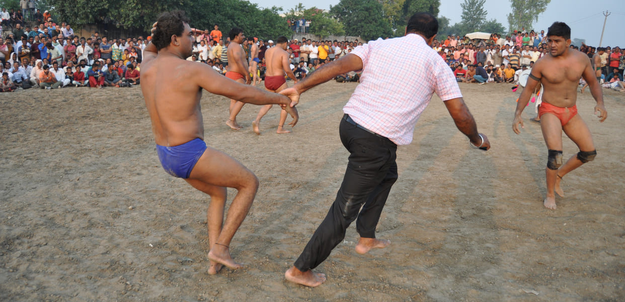 After the beating of Javed, the opponent left the field, pulled the referee from among the people and brought it back and completed the match.