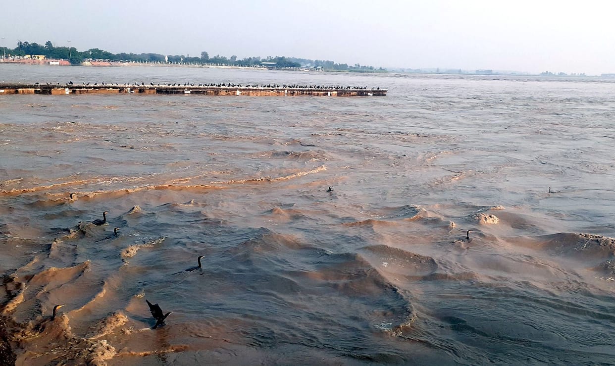Ganga reached above danger mark, water entered the population