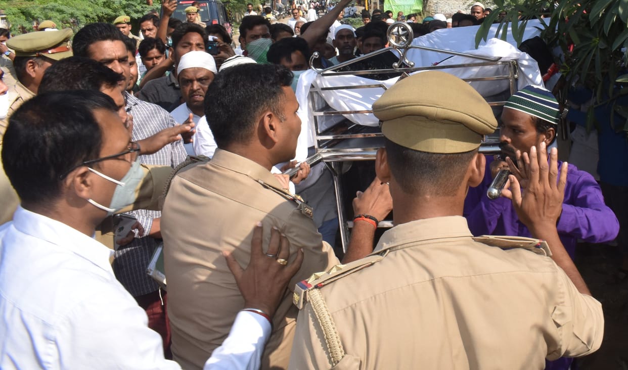 fathepur news,Controversy over burial of dead bodies on barren land