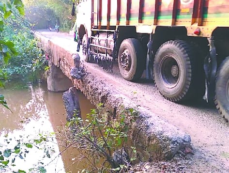 Railing of Kamua bridge broken on Bisalpur road