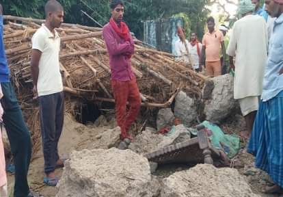 घटना की जानकारी के बाद जुटे ग्रामीण