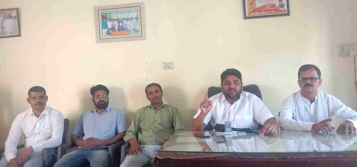 Government should compensate for the loss of the trader, the cases filed against the farmers should be returned