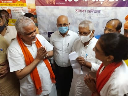 india completed 1 billion covid 19 vaccination varanasi resident divyang arun roy gets 100 crore vaccine