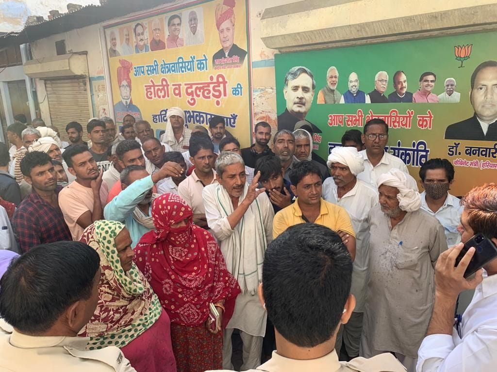 Farmers expressed their anger outside the residence of the Cooperation Minister for not getting fertilizer