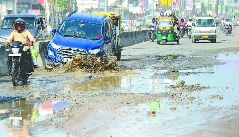 Vehicles are overturning in pond-like pits on the road from Bareilly to Badaun