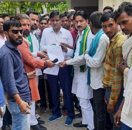 Government should compensate for the loss in crops, the Indian Farmers Union submitted a memorandum to the SDM