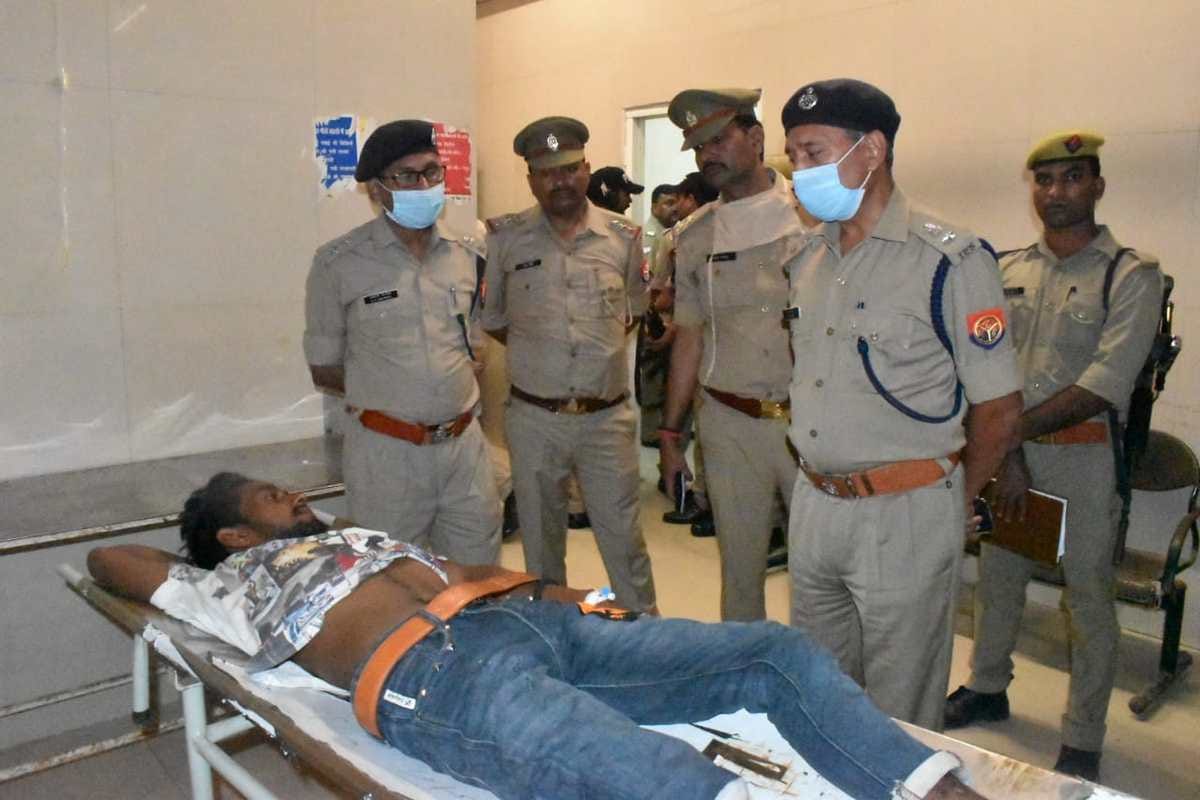 two robbers injured in police encounter one absconding robbing from grahak seva kendra in ghazipur