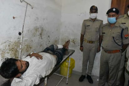 two robbers injured in police encounter one absconding robbing from grahak seva kendra in ghazipur