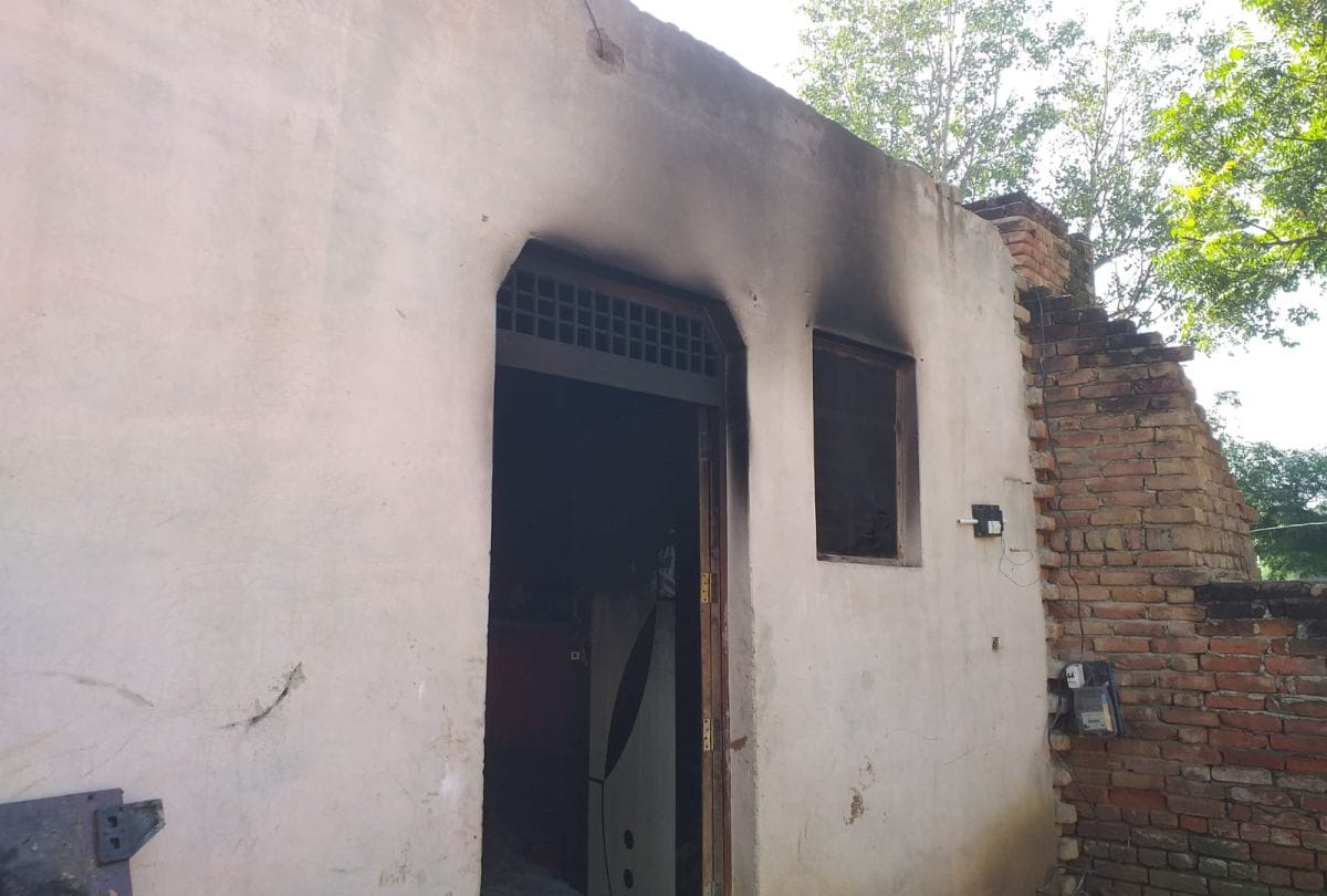 Fire In Home Loss Of lakh Rupees Govardhan News In Hindi