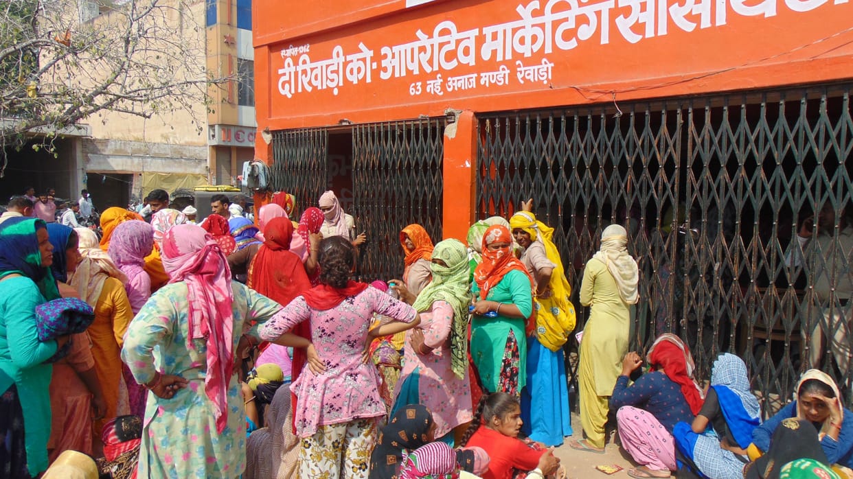 Fight for fertilizer, police have to guard
