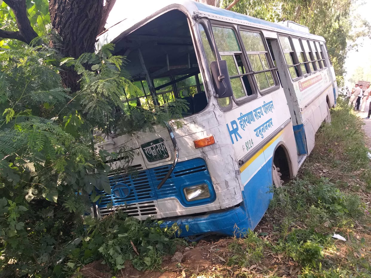 Uncontrolled bus collides with tree, six injured, Yamunanagar