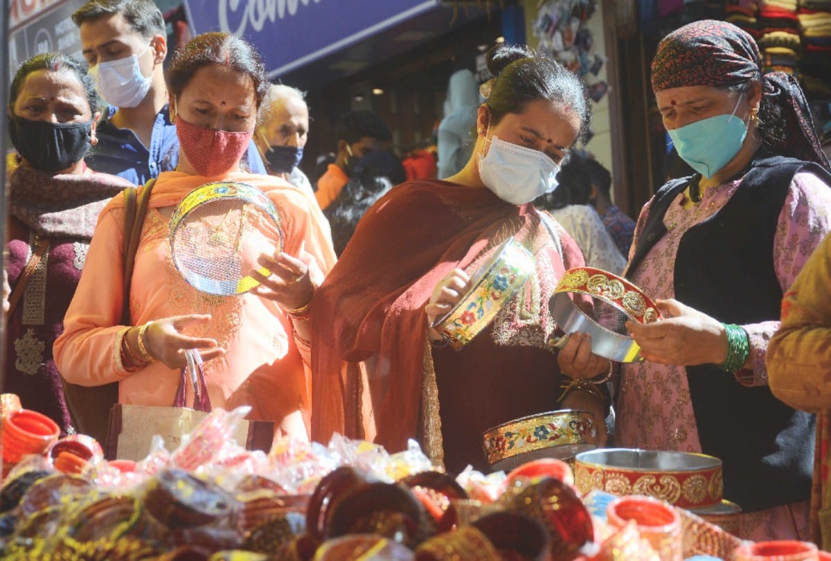Karvachauth: Banaras-Jaipur and Kolkata saris are pleasing to women in Jammu