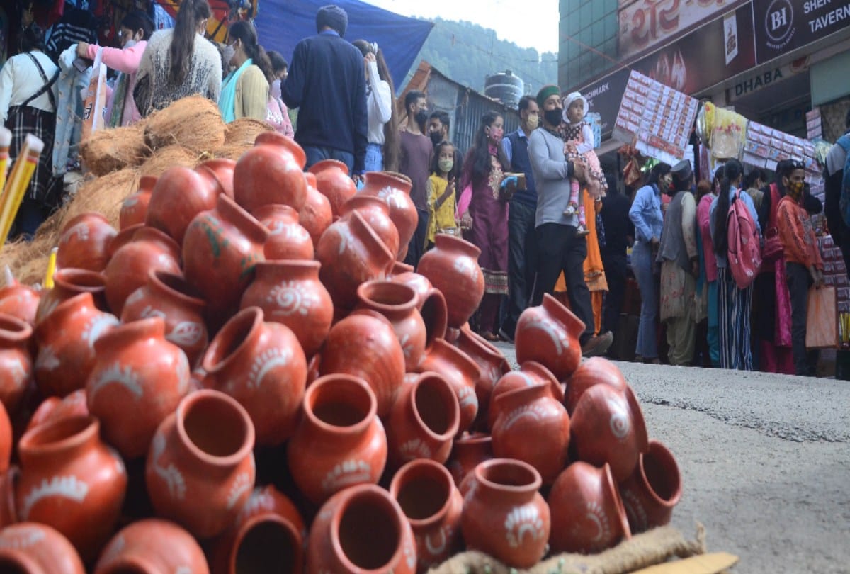 Karvachauth: Banaras-Jaipur and Kolkata saris are pleasing to women in Jammu
