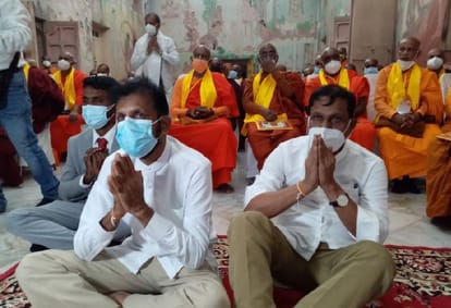 Hundred Buddhist monks performed Vishwa Shanti Puja in Sarnath visited Kashi Vishwanath and saw Ganga Aarti in Varanasi