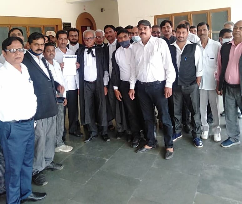 District and civil war abstained from judicial work in protest against the murder of advocate