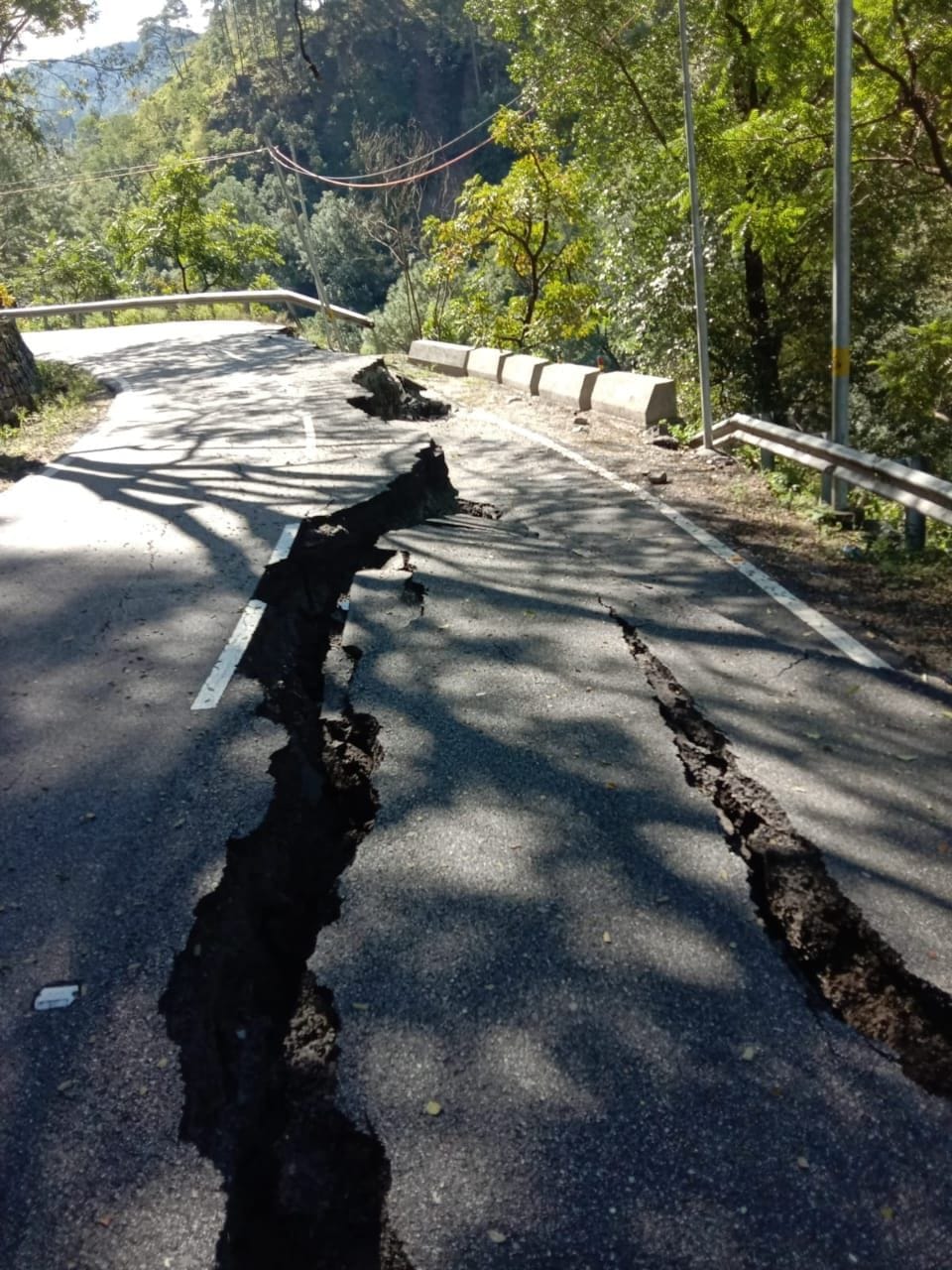 Almora Highway is closed for 50 hours due to road flowing