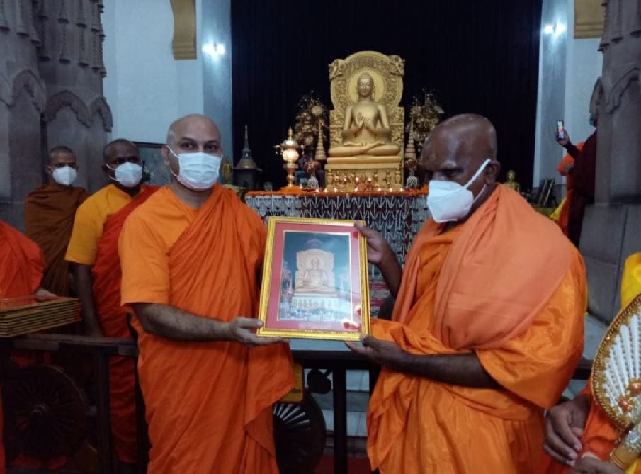 Hundred Buddhist monks performed Vishwa Shanti Puja in Sarnath visited Kashi Vishwanath and saw Ganga Aarti in Varanasi