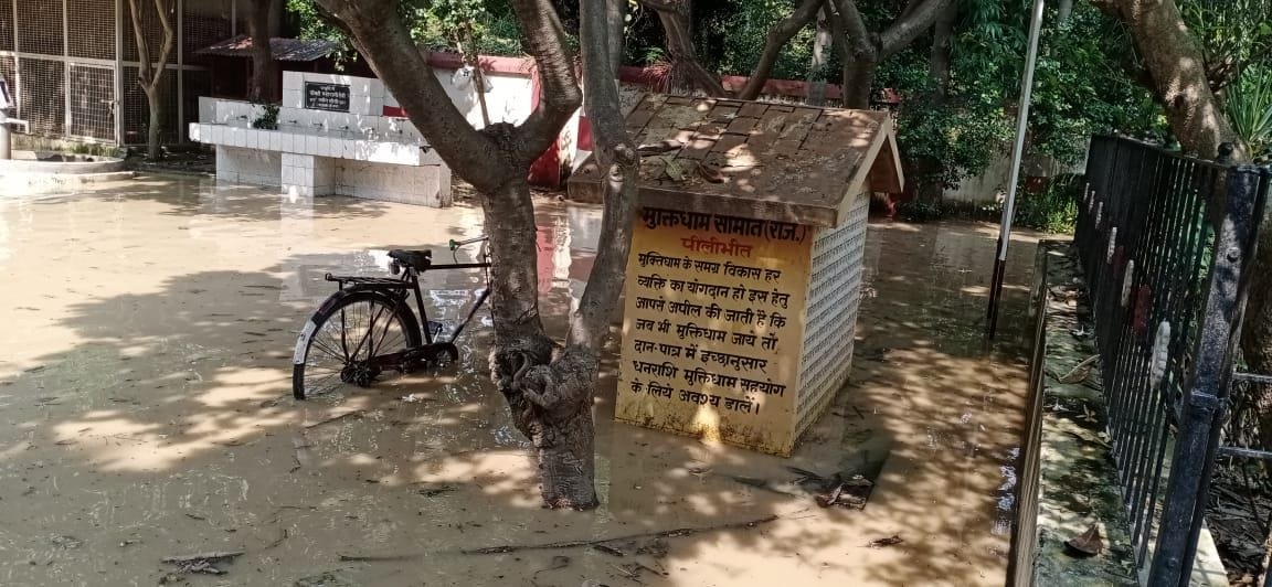 Flood water reached Pilibhit, it was difficult to reach Muktidham