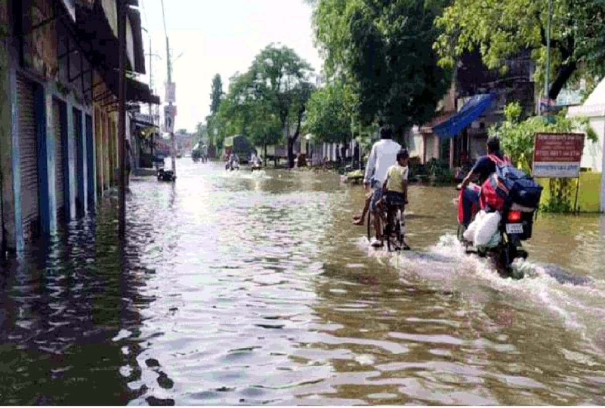 Pilibhit UP Weather News flood all around two farmers stuck in between water all around saved by villagers