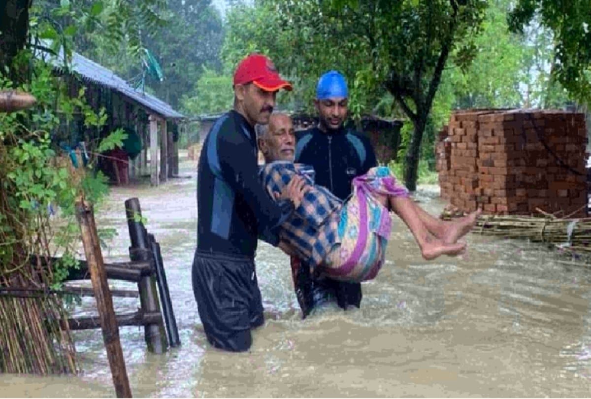 Pilibhit UP Weather News flood all around two farmers stuck in between water all around saved by villagers