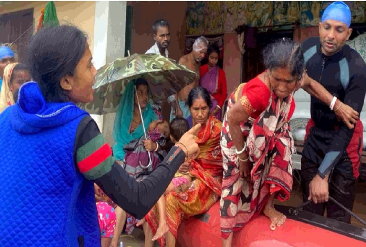 Pilibhit UP Weather News flood all around two farmers stuck in between water all around saved by villagers