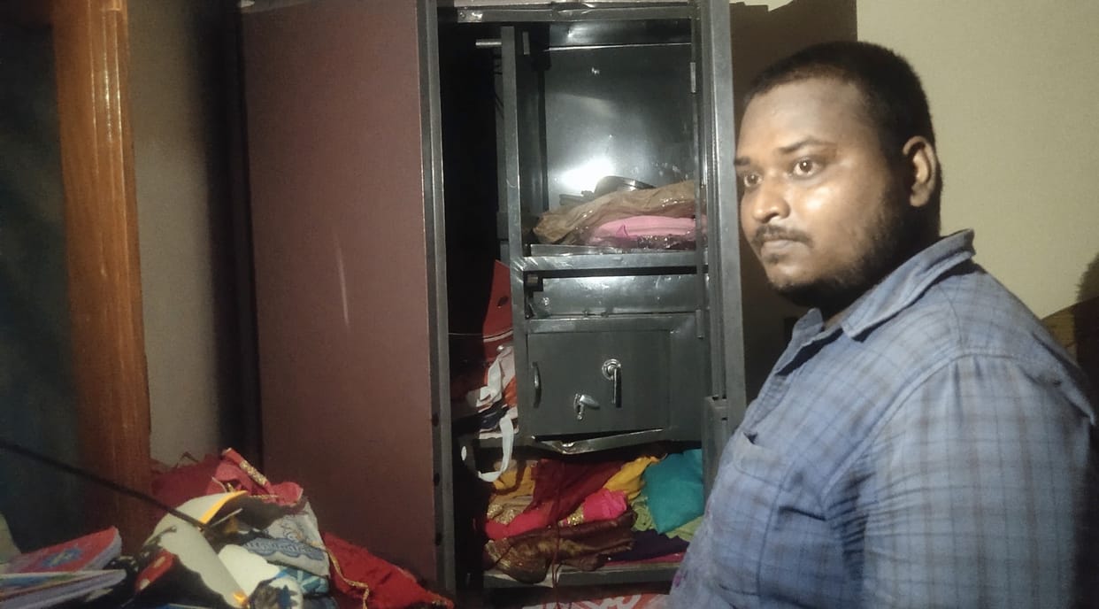 Thieves broke the door of the house and blew jewelery worth three lakhs including cash