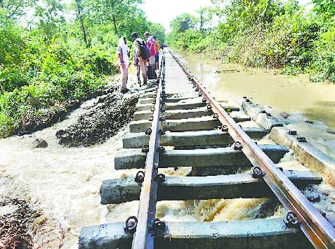 16 people trapped in Ghaghra floods were rescued by helicopter by making three roundsRail track submerged in flood water for three kilometers between Bhira Palia