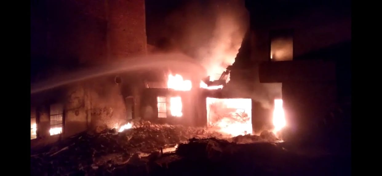 Fire broke out in the closed plastic grain factory due to the explosion of the gas cylinder, the roof blew up