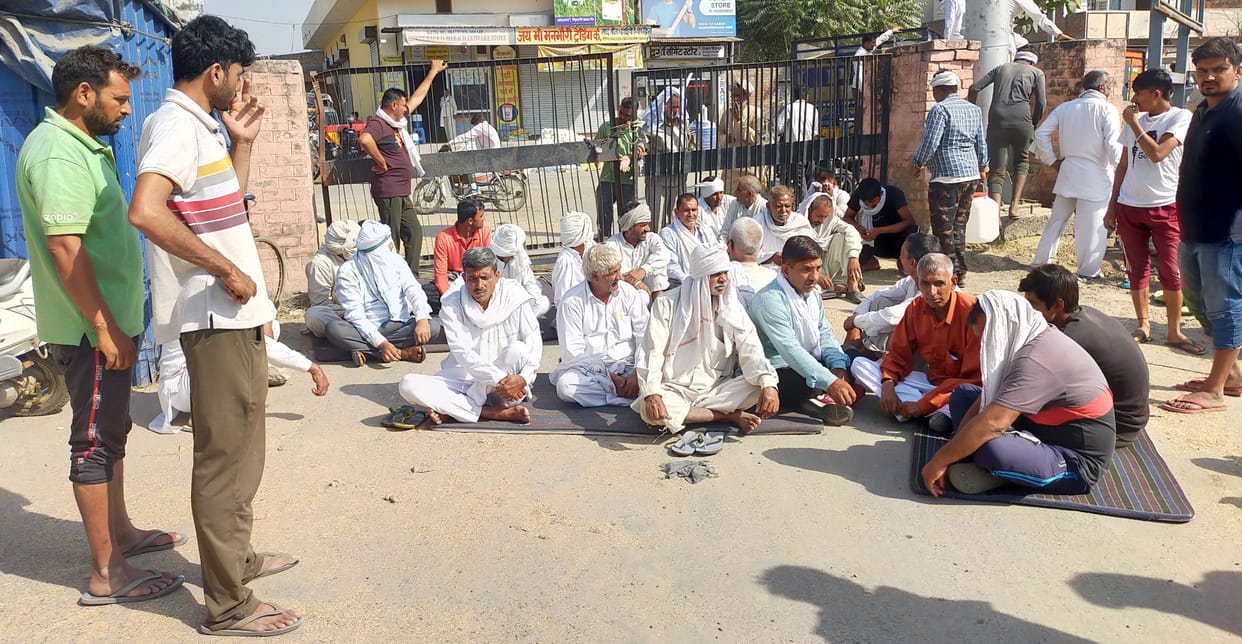 Trouble in the purchase of paddy, farmers lock the gate of the market