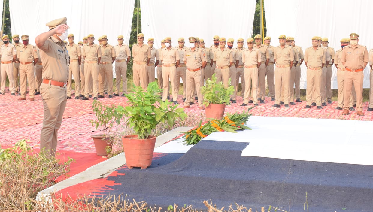 Condolence salute given to martyr policemen