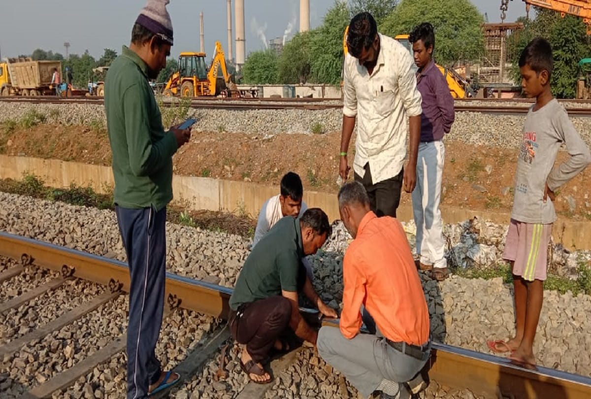 Indian railways train accident averted in sonebhadra UP shunt man ran on  track with red flag after see broken track