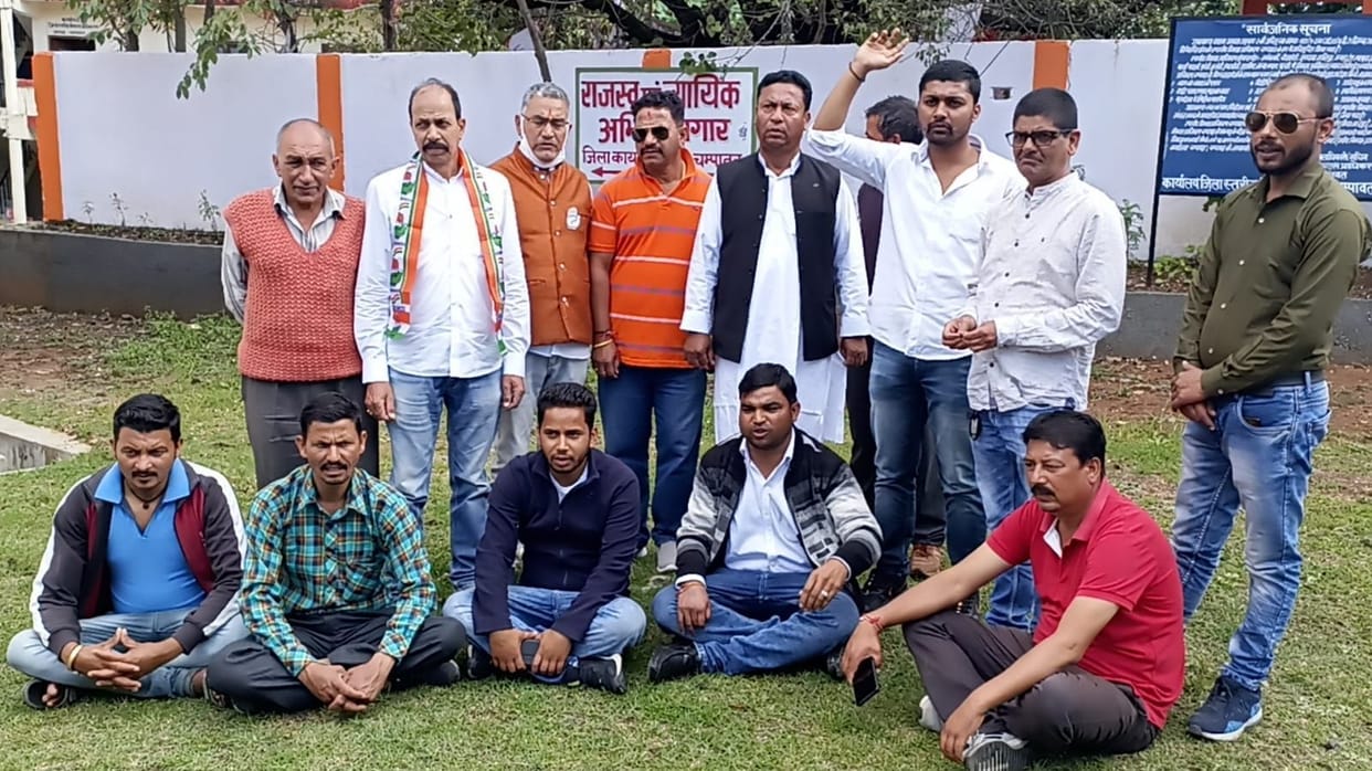 Demonstration of Congressmen demanding removal of DDMO