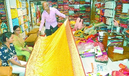 Karva Chauth: Increased crowd at the shops of jewellery, makeup and sarees