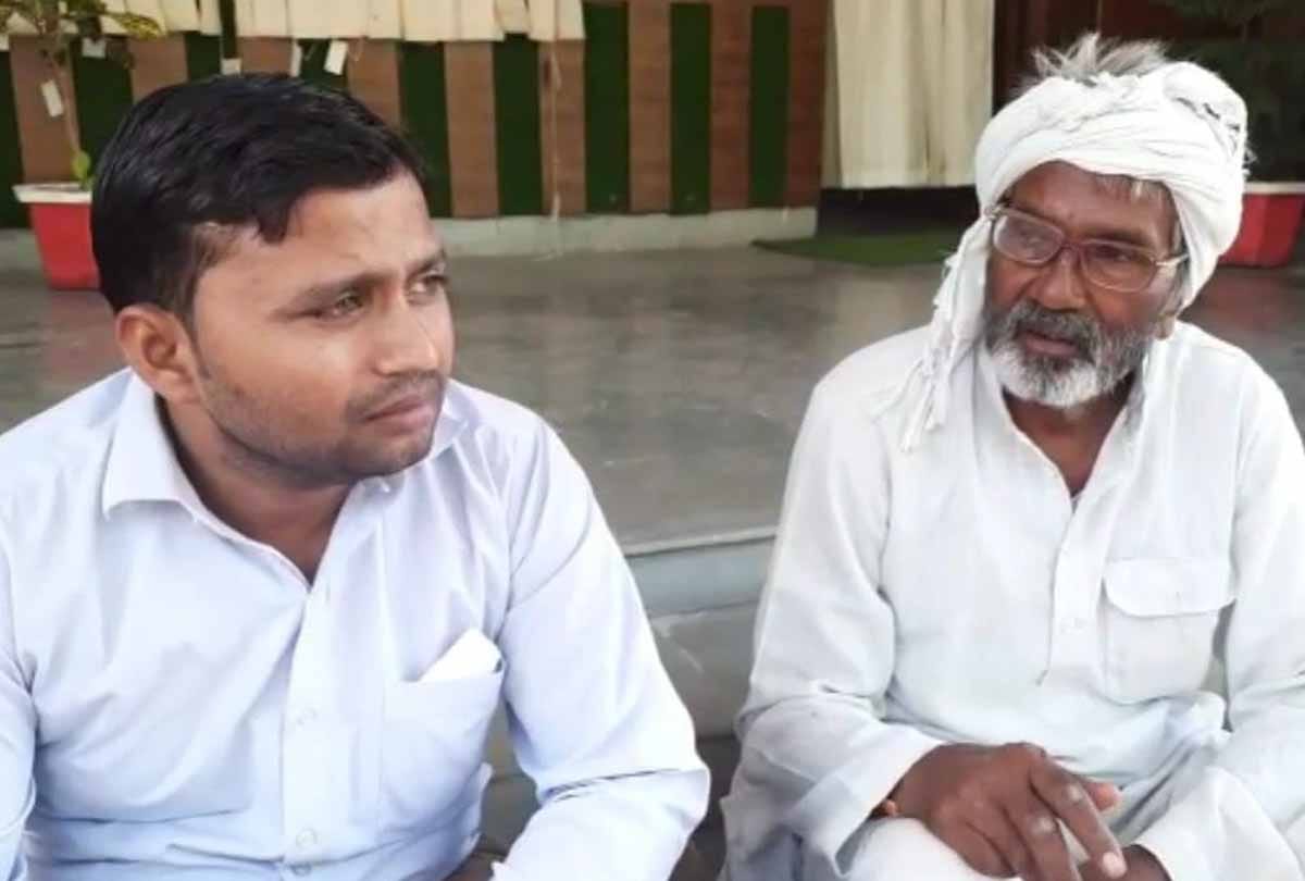 Mahoba: Seeing the Scheduled Caste youth sitting on the chair, Dabang threatened, the victim's family reached the DM's doorstep