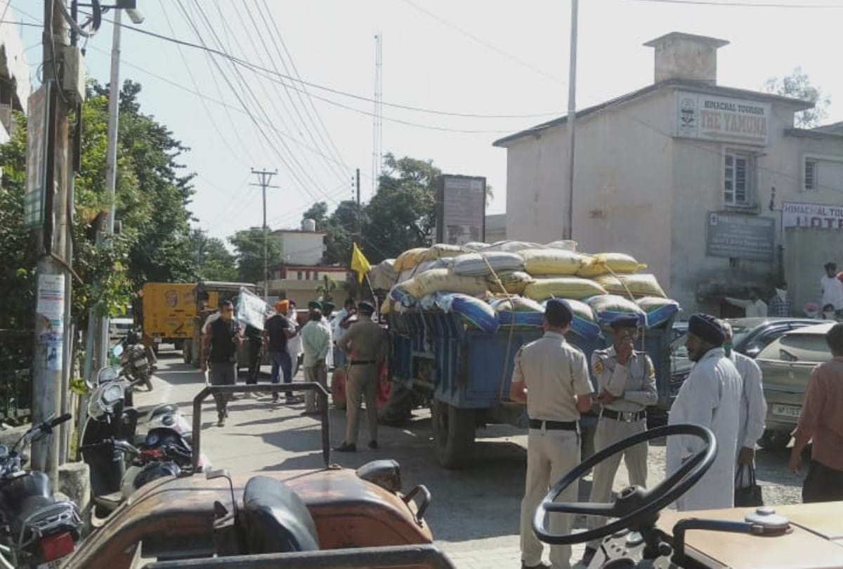 farmers protest outside SDM paonta sahib due to negligence in dhan khrid