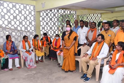 Prayagraj: After the completion of the target of 100 crore vaccine, BJP workers distributed sweets