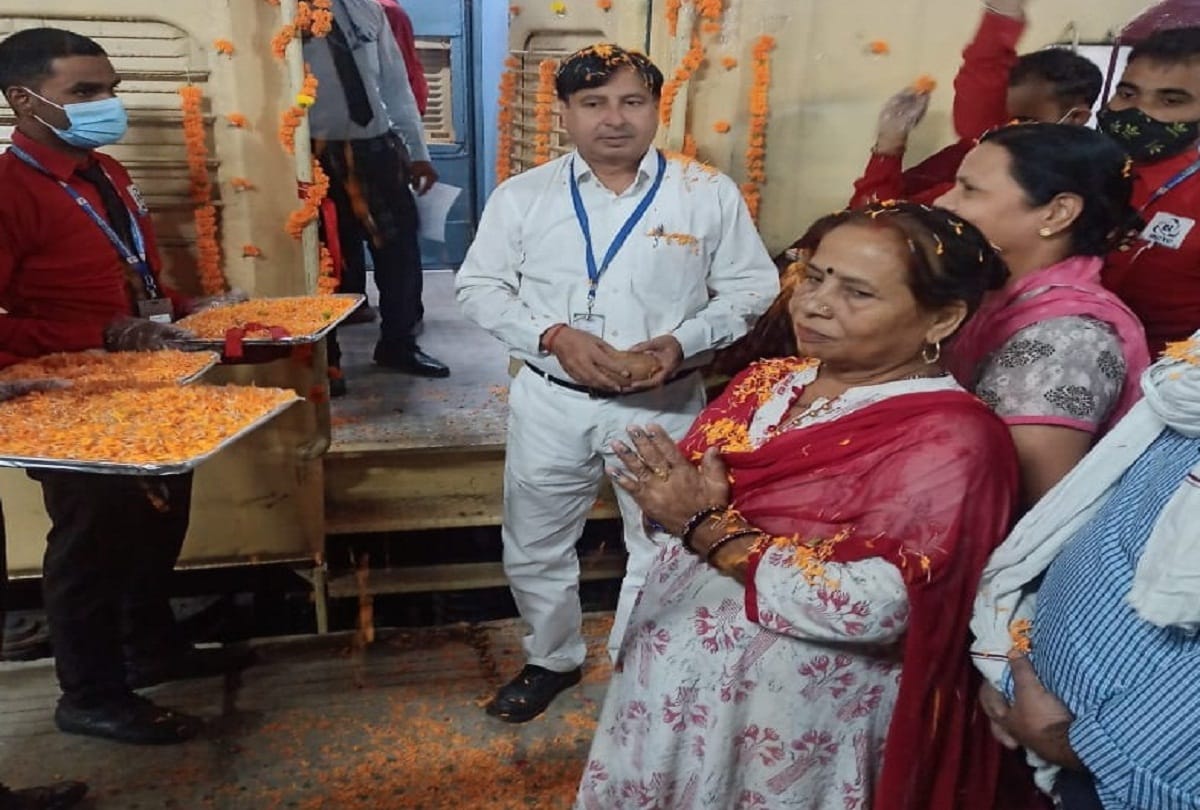 IRCTC train departs from Prayagraj for the first time on Jyotirlinga Darshan Yatra