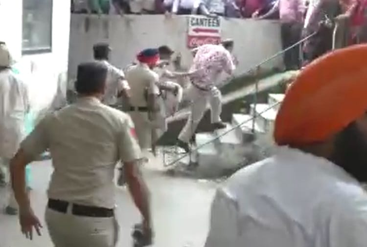Nihang Unions surrounded Congress leader Gursimran Singh Mand outside Ludhiana Police Commissioner office
