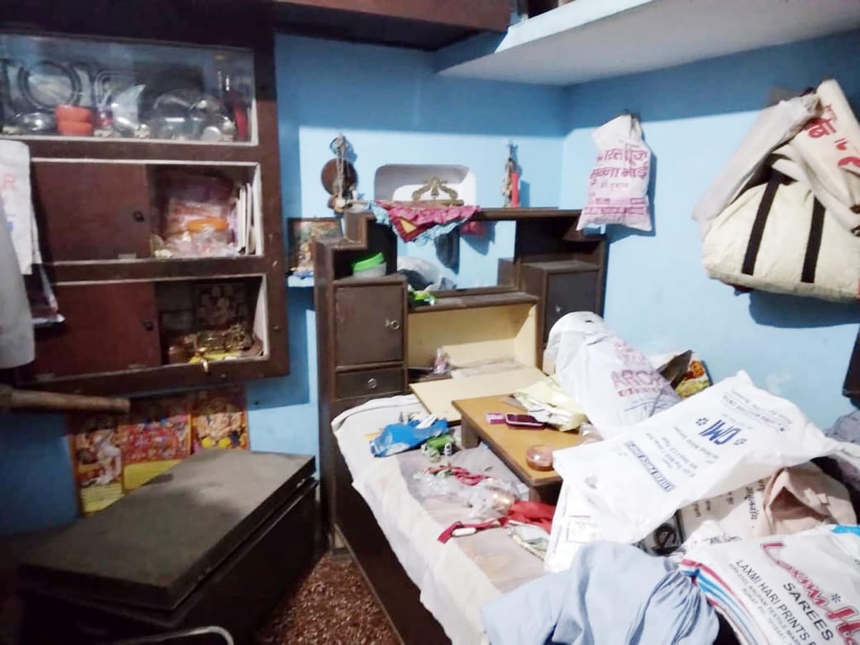 Jewelery worth lakhs of rupees including cash stolen in retired teacher's house in Ujhani