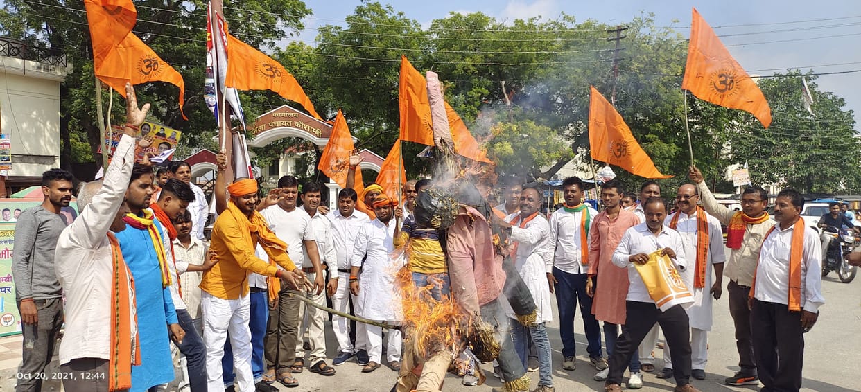 Violence on Hindus in Bangladesh angers VHP workers, effigies burnt