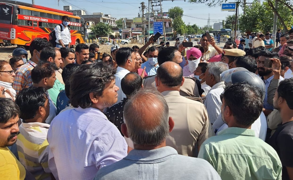 Namaz was being read on one side and on the other side there was an echo of the slogan of Jai Shri Ram.