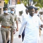 पुलिस के साथ चलते भाजपा विधायक विक्रम सैनी।