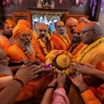 Prayagraj News :  विवादित बाबा यति नरसिंहानंद का महामंडलेश्वर पद पर अभिषेक करते जूना अखाड़े के पदाधिकारी।